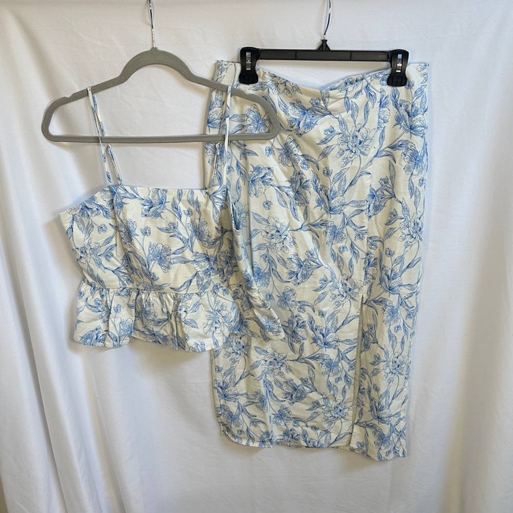 *NWT* a new day Blue and White Floral Set